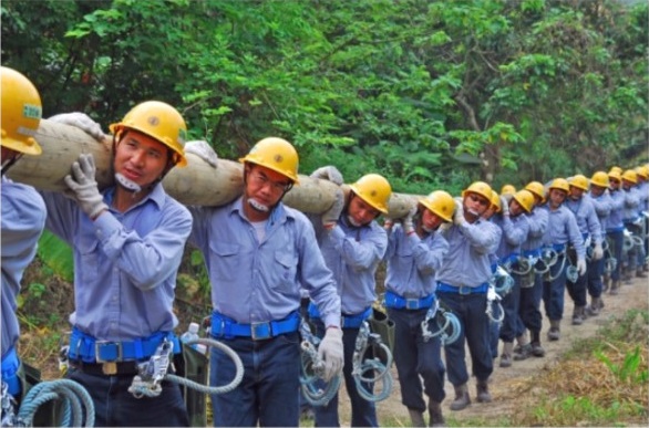 Taiwan Power Company’s new employees carried the anticorrosive poles.