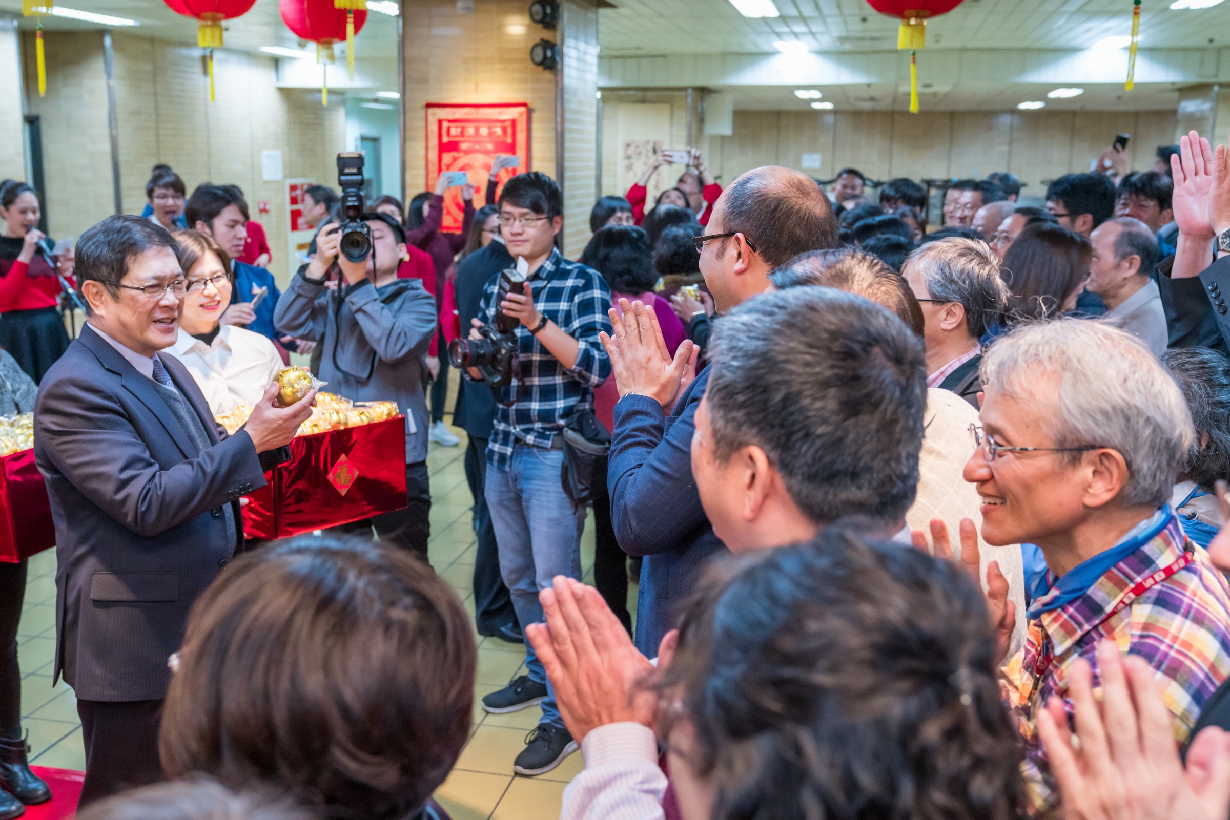 台電新春團拜現場發放金豬小撲滿 象徵新年諸事大吉