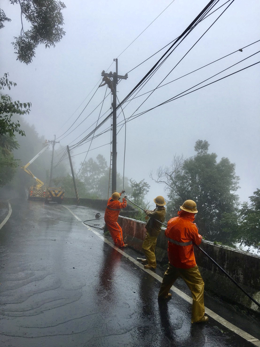 利奇馬強颱致全台8.4萬戶停電 台電投入800人搶修 晚間9時全數復電