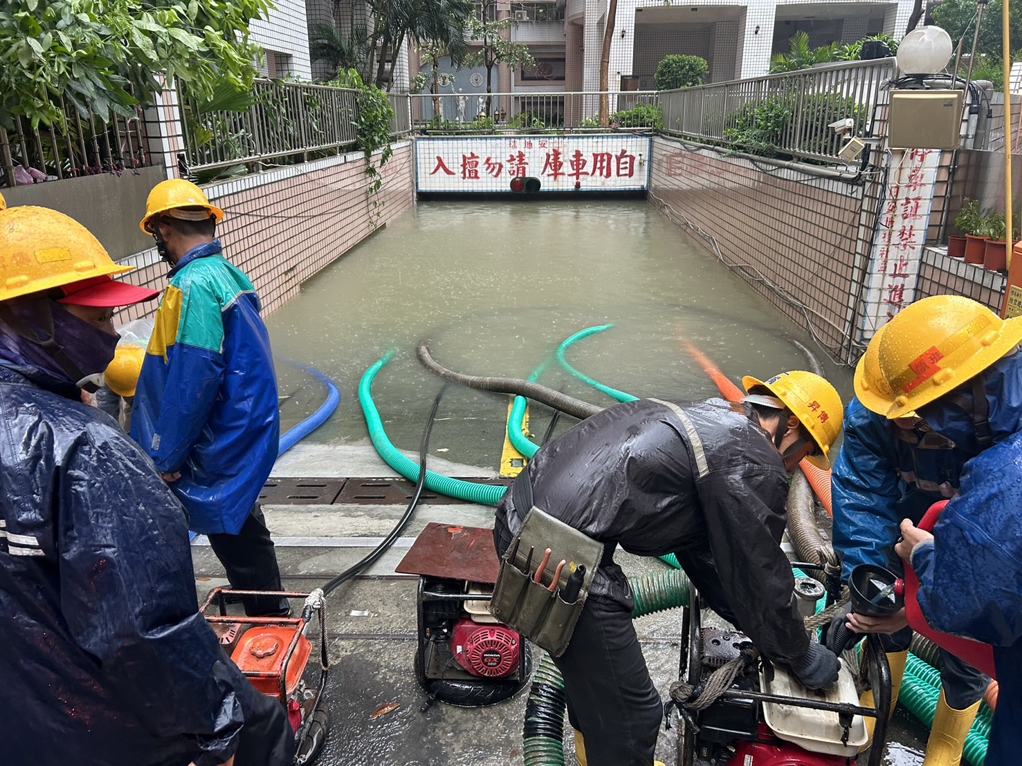 高雄市三民區一處大樓地下室淹水，台電已調度抽水機，加速解決淹水影響搶修問題，後續將視設備受淹水損害程度，積極進行設備汰換工作。