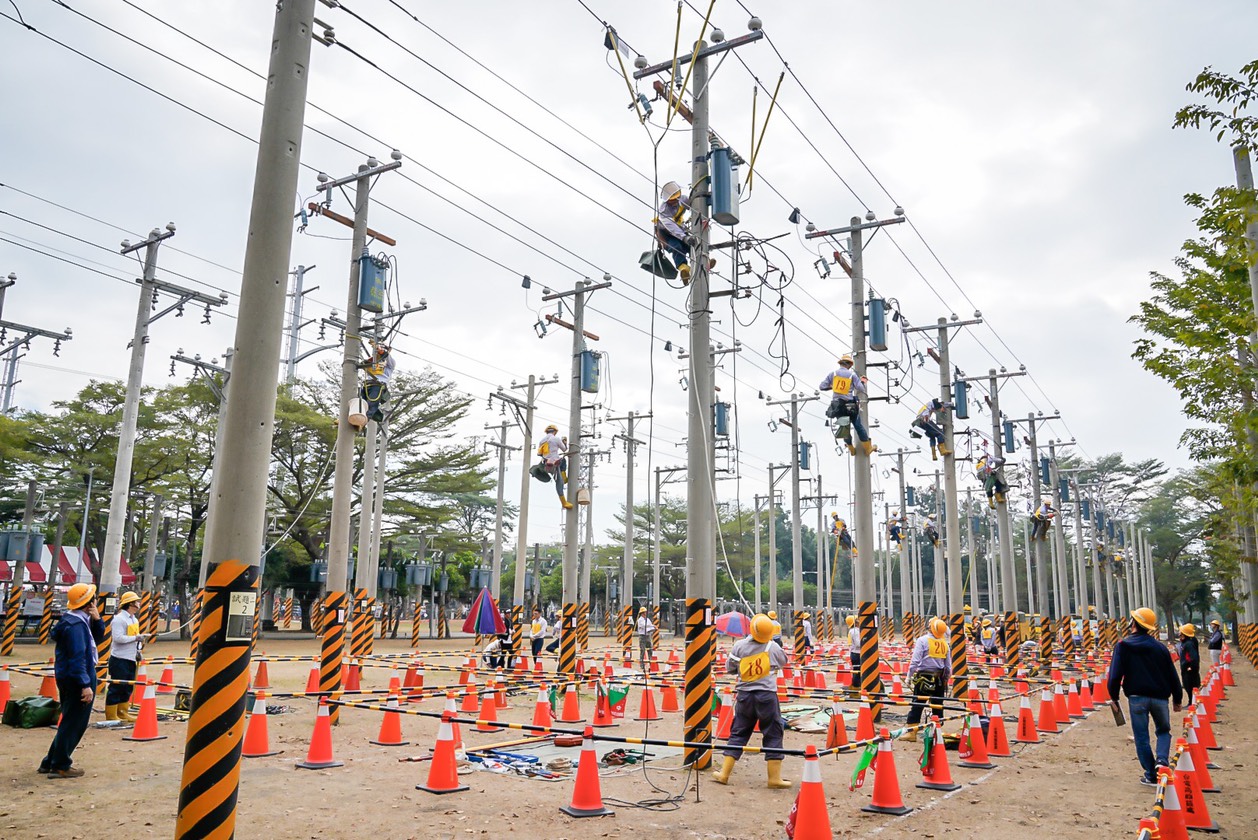 台電今舉辦技能競賽，最受關注的是模擬日常停電搶修作業的「配電外線」團體競賽，模擬「活線作業」搶修、更換故障設備，同仁全副武裝、身著逾10公斤裝備，登上近10公尺高的電線桿較勁搶修技術。