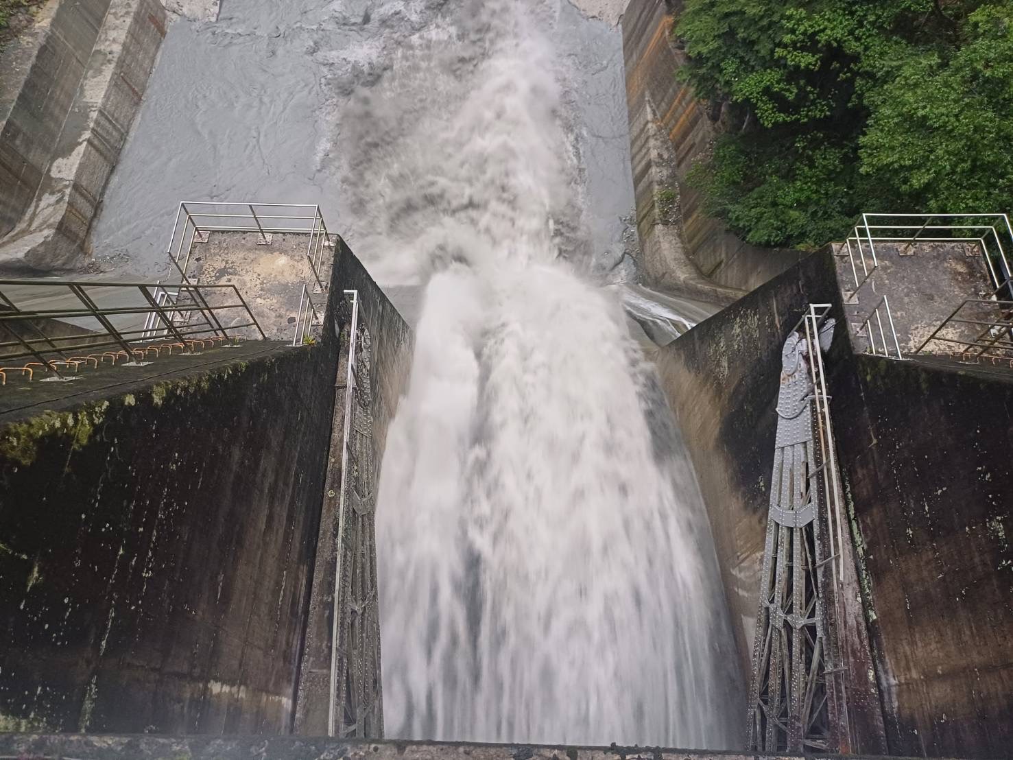 台電水力電廠將視降雨量對水庫蓄水影響，進行調節性放水，同時進行排砂。圖為大觀電廠武界壩。