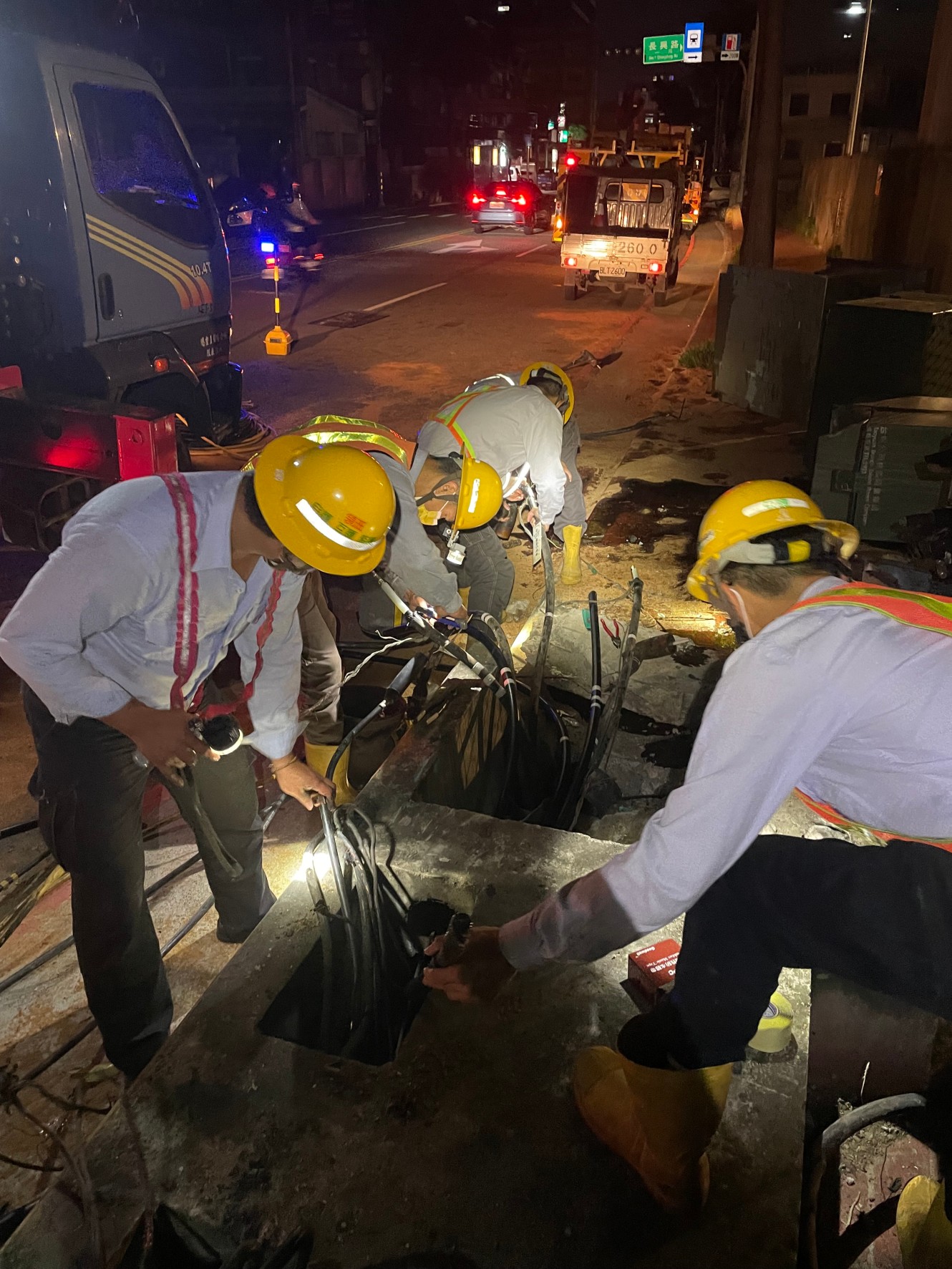 台電每天有超過2,400名同仁全天候24小時輪值備勤待命搶修，努力降低停電對民眾影響。